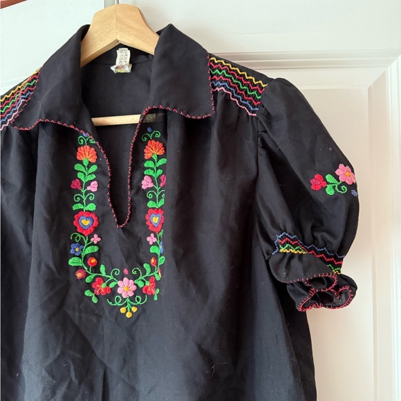 Vintage Embroidered Blouse Top Hungarian Folk Boho Hippy Floral Black Medium - Picture 5 of 5